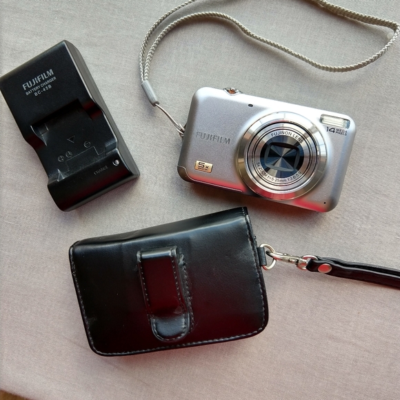 Fujifilm Other - Fujifilm Finepix JX250 digital camera wall charger carrying case and 4GB SDcard